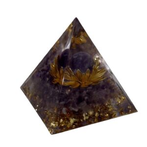 Pirâmide de orgonite com pedras de ametista e flor de lótus